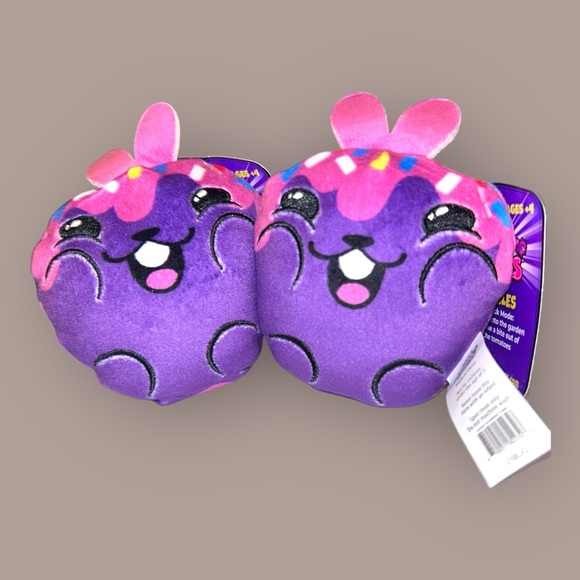 Dogs vs. Squirrels Nibbles Purple w/ Pink Frosting and Sprinkles Squirrel #022 - Picture 4 of 6